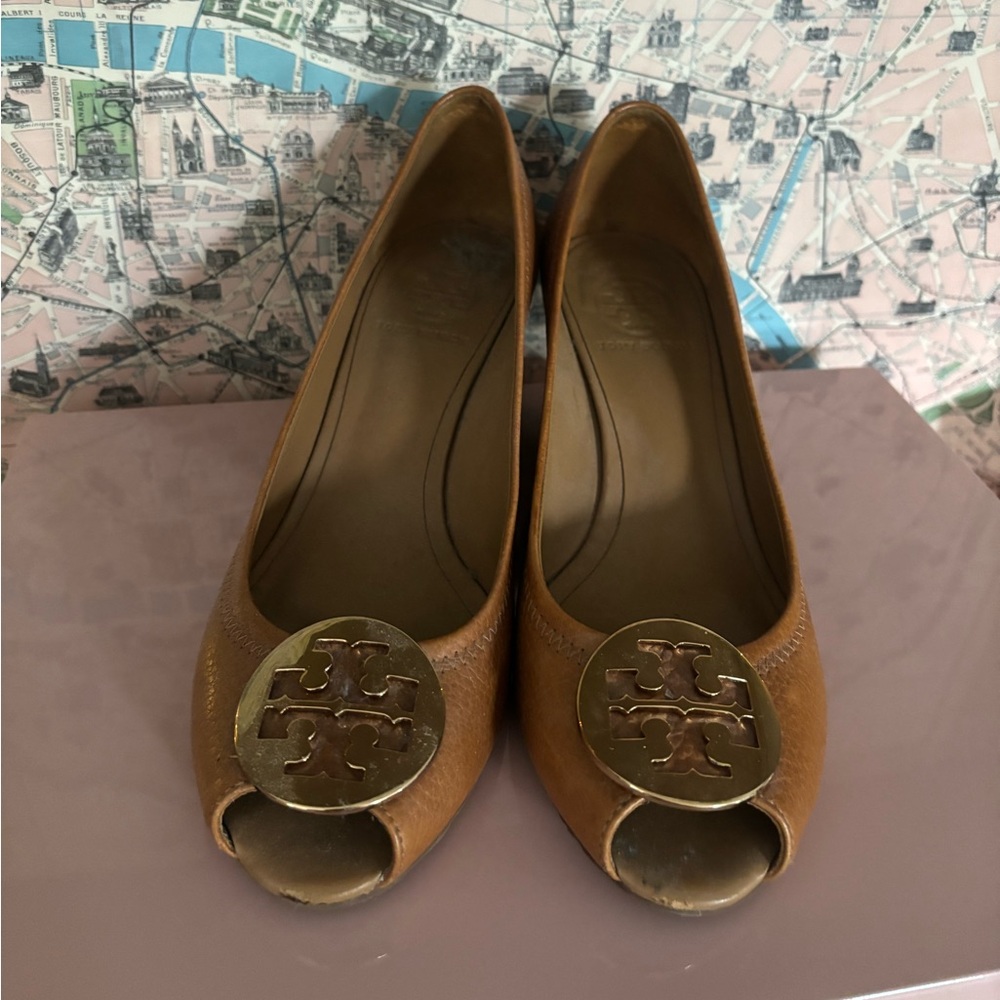 TORY BURCH OPEN TOE LEATHER PUMP